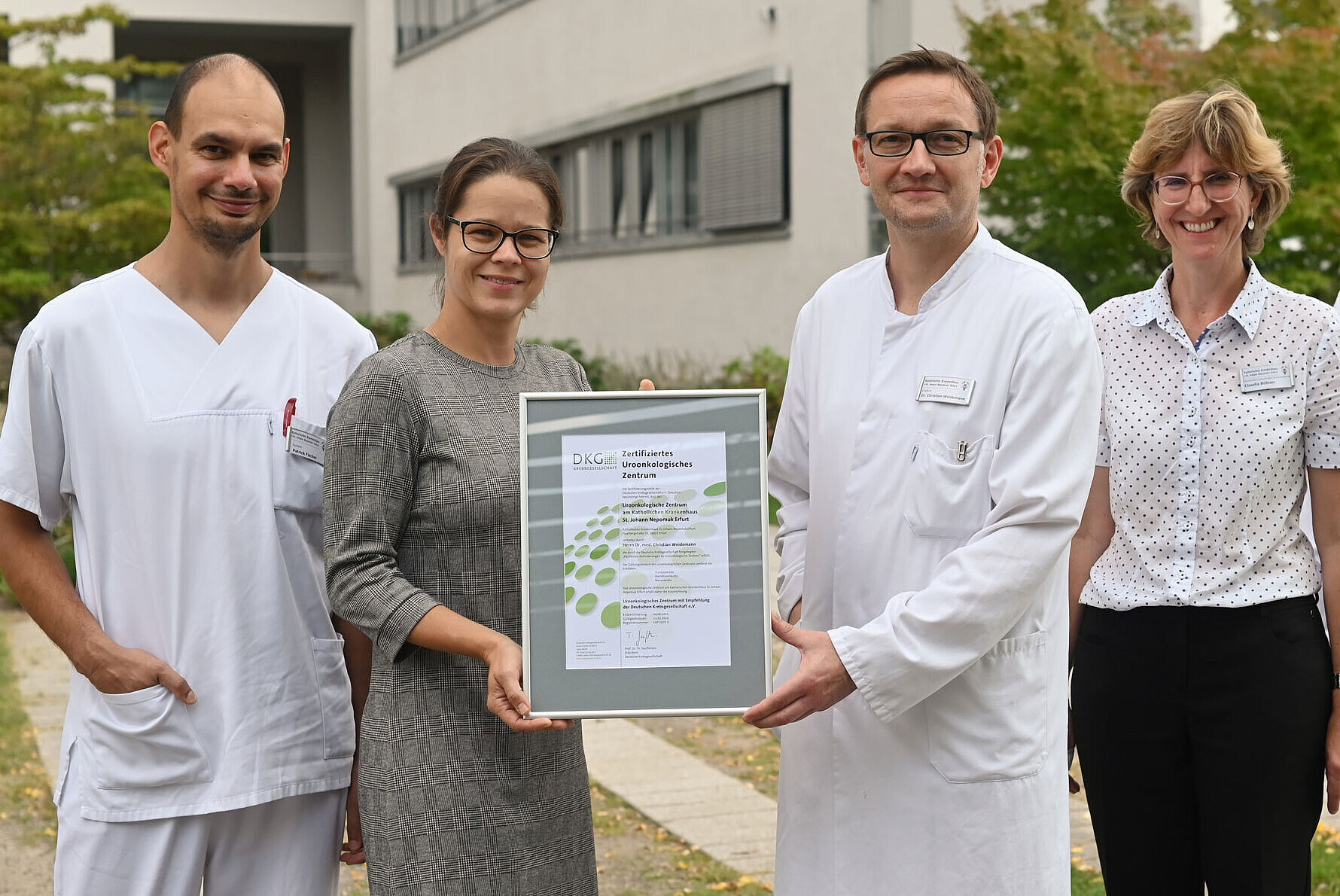 Die Zertifizierungsstelle der Deutschen Krebsgesellschaft e.V. OnkoZert hat das Uroonkologische Zentrum für Prostata-, Harnblasen- und Nierenkrebs zertifiziert (Bild der Zertifikatsübergabe)