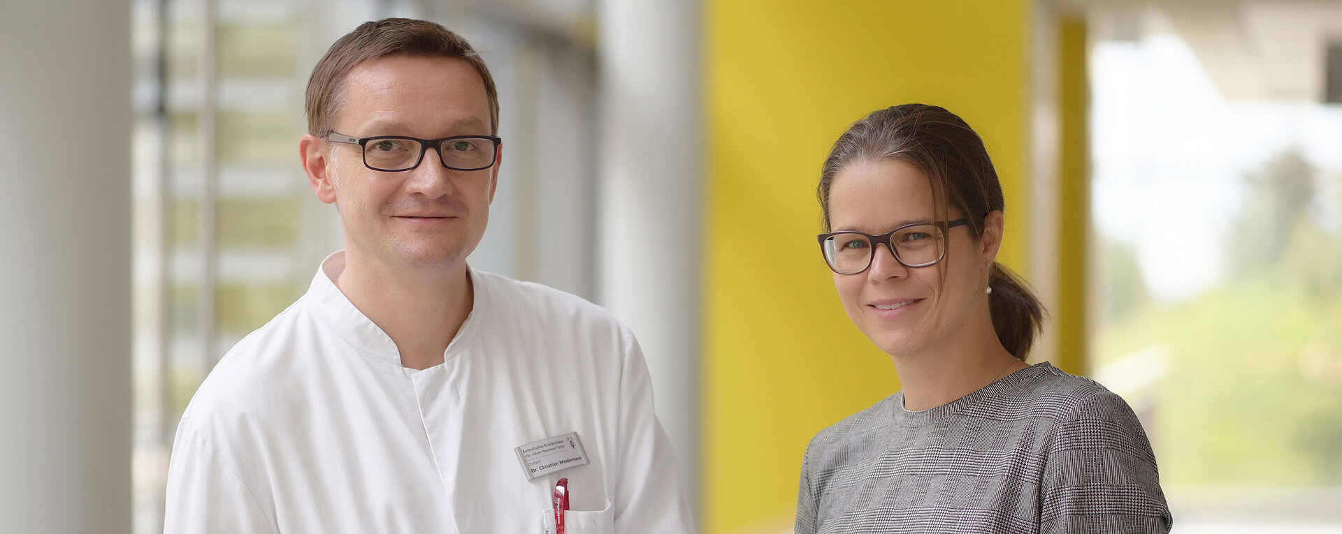 Foto mit Dr. med. Christian Weidemann (Ärztlicher Leiter des Uroonkologischen Zentrums) und Dr. med. Katharina Schirm (stellvertretende Leiterin des UOZ Erfurt)